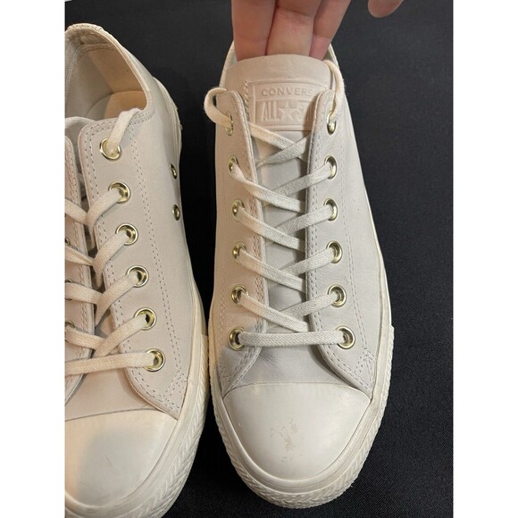 Converse White Leather Women’s 9 Low top Chuck Taylor’s - Picture 2 of 9